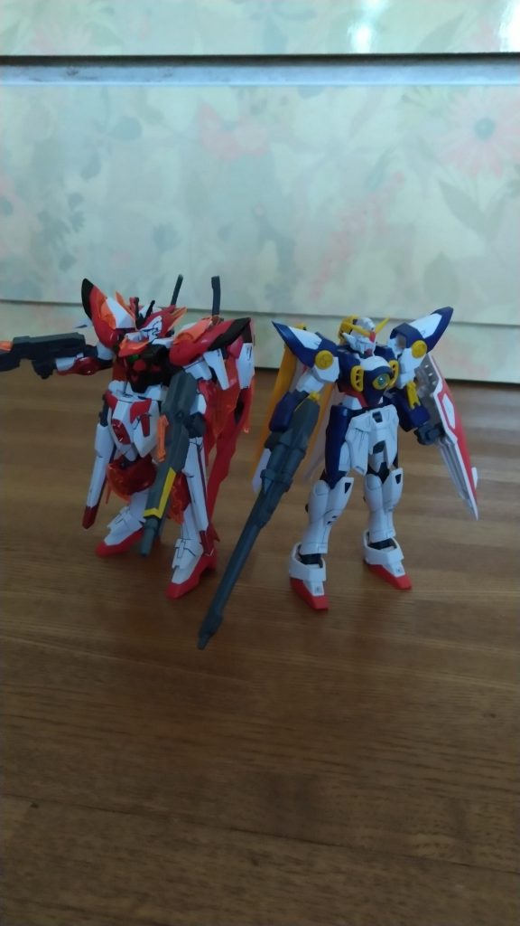 この前作ったウイングガンダムとのツーショット。今度ウイングとミキシングしてみようかな……。その時はMr.カラーのメタリックレッドで塗り直してみようかなとも思ってます。 
