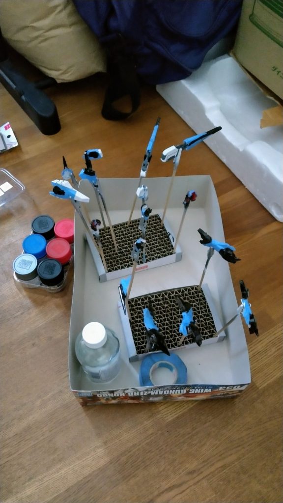 ここからは塗装工程です。まずは捨て色の黒クレオスのMr.カラーを使い筆塗り。マスキングテープもカッターがやや切り辛くて切り貼りがなかなか大変でした。普通のカッターではダメなのか……?それとも腕なのか……?ガンダムマーカーの上から直に塗っため黒が弾いたり、混じって赤黒くなったり……やはり一度ガンダムマーカーを落としたほうがよかったのかも……