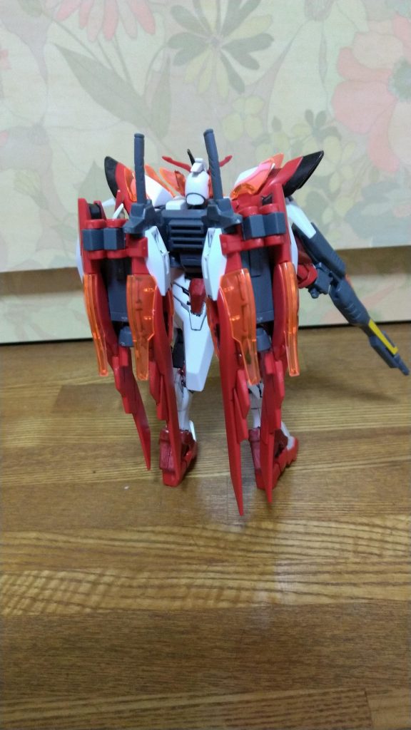 後ろはこんな感じ。元々ガンダムマーカーのメタリックレッドを塗ってた所を塗り替えただけなので基本的な変更はありません。ただ、ガンダムマーカーを落とさずに塗ったので、塗料が弾いたりとなかなかいい勉強にはなりました。