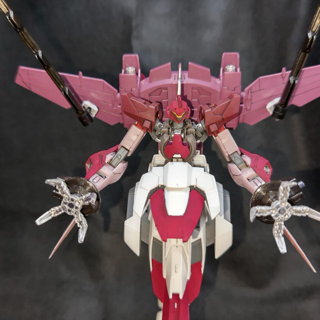 成形色を生かしつつ、アクリルガッシュの筆塗りで仕上げました。