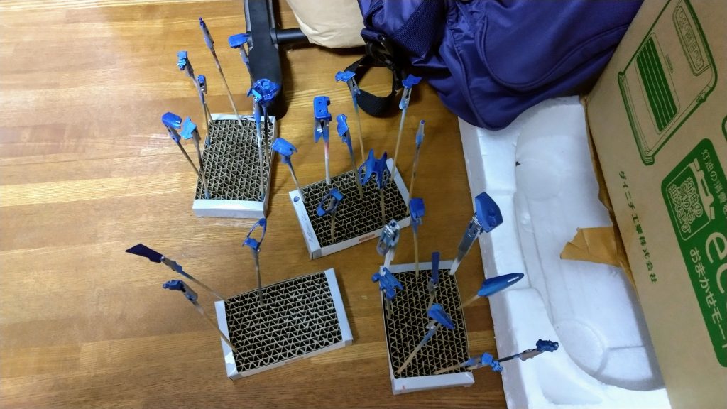 クリアブルーを塗ってすぐの写真。写真での見た目はいいような気がするけど組み上げたら思いの外色ムラが酷かった……。キャンディ塗装の腕を上げるか、マッキーに妥協するかの二択かな……今回はこれで終わろうと思います。最後まで見ていただきありがとうございました！