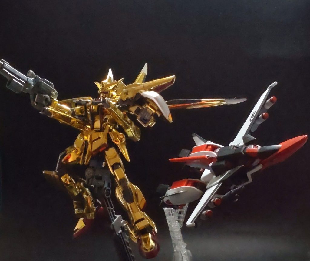 これがやりたかったアカツキとのショット！なかなか再版されなかったのでやっとプレバンで手に入ってよかったです。このアカツキもHGCEストライクとミキシングしています。