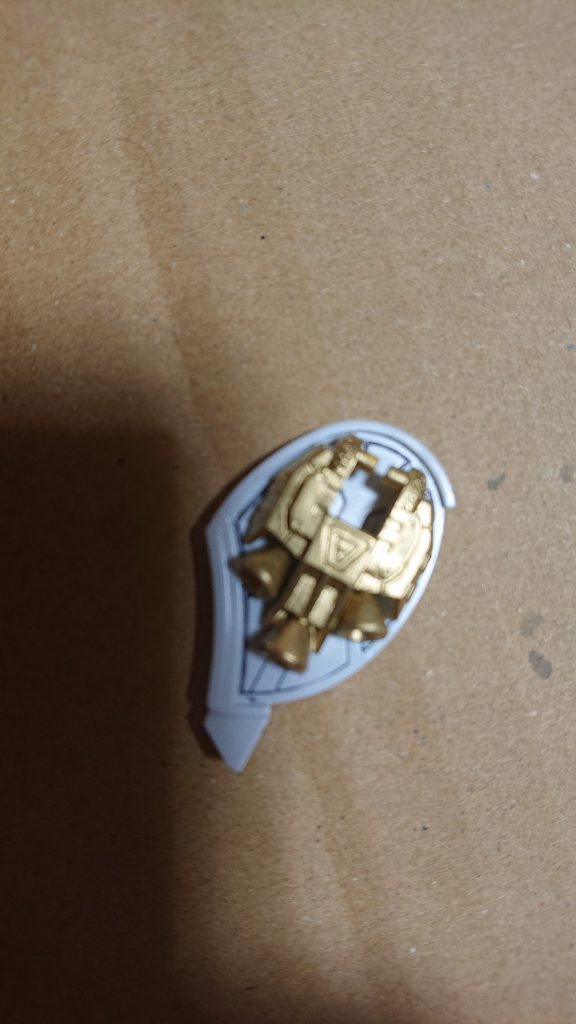 脚のエネルギージェネレーターも同じくゴールドで塗装。細かいところは筆塗りしました。