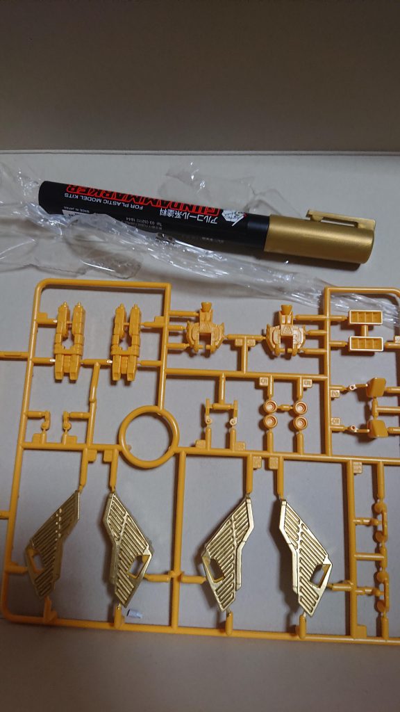 肩のエネルギージェネレーターをガンダムマーカーゴールドで塗装中です。