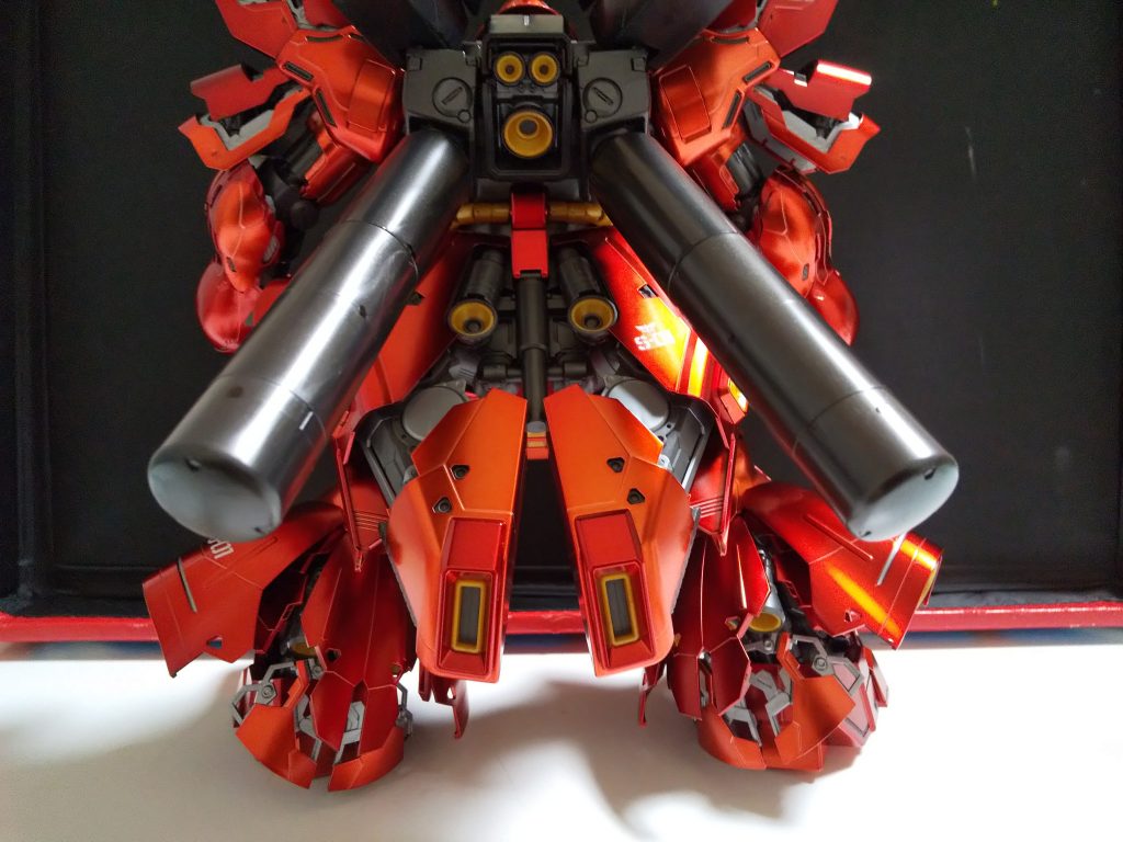 プロペラントタンクをスジ彫りしたり、塗装するともっとカッコよくなるんでしょうが、そんな技術力がないので手を加えられません…。