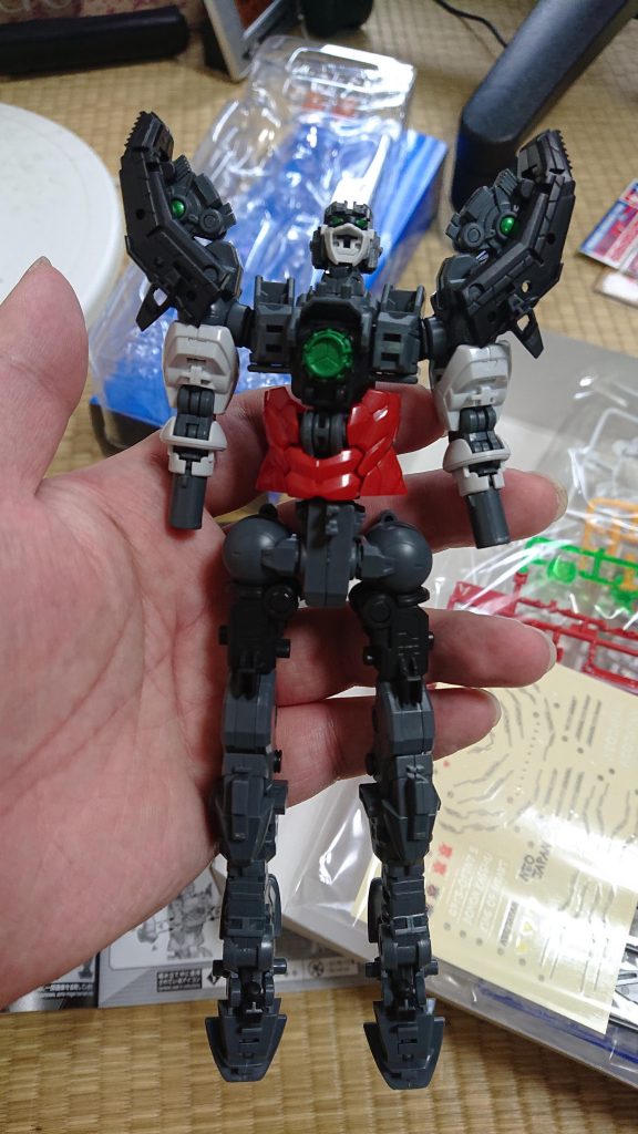 フレームに部品を着けていく組み立て方でした。