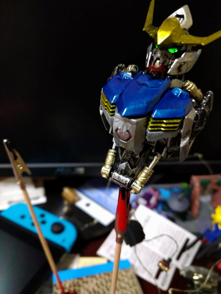 どうしても目を光らせたく電飾を組んでます