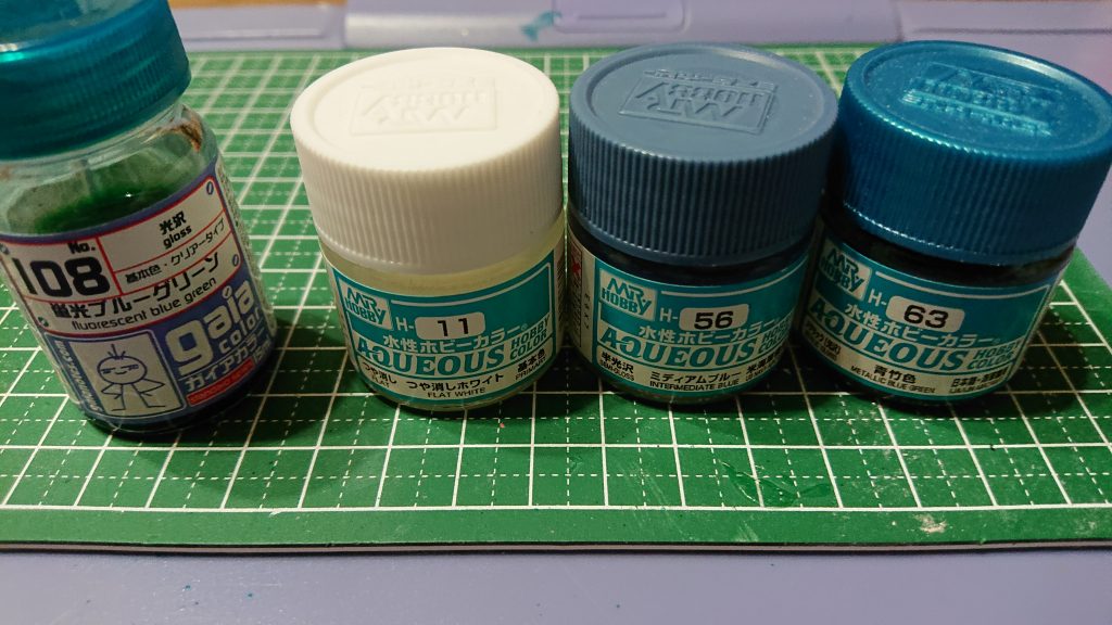 いつも好きなカラーを買ってしまう悪い癖があって、ラッカー系蛍光塗料をすみいれで使いたいと思い、スジ彫り→すみいれ(ラッカー系蛍光塗料)→水性カラー→削り取りと手間暇掛かりました🥴誰か良い方法を教えて😭⤵️