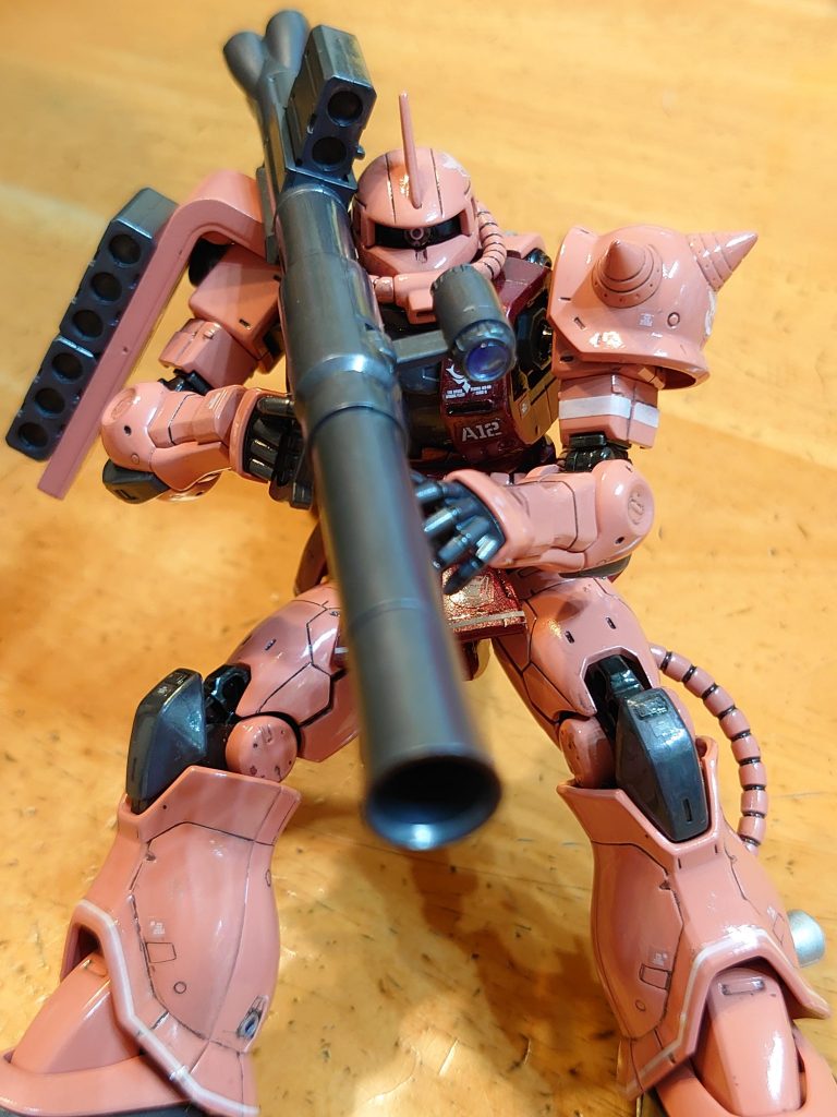 メタルカラーが好きなので、ボディはメタルブラッディレッドを筆塗り。手足はシャアピンクを筆塗りしましたが、上手くいかず剥がしてスプレーで塗り直しです。爪先や武器はメタルアイアン、関節はメタルダークアイアンです。