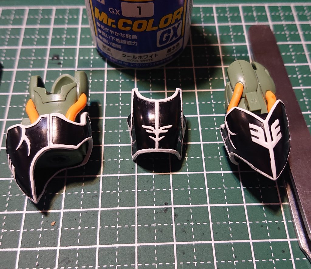 エングレービングは筆塗りして、はみ出したところはデザインナイフで削って仕上げました。