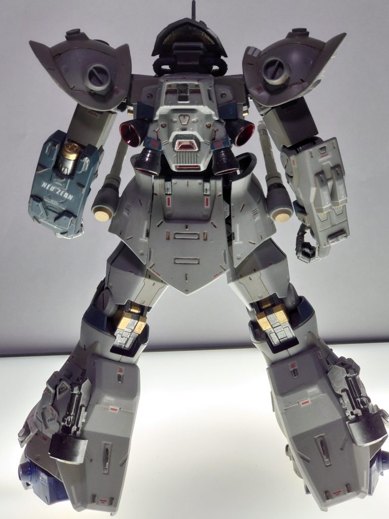 胴体の動力パイプを外したのでバーニアを追加してます