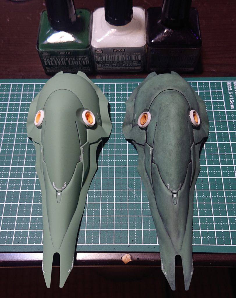 ウェザリング前と後の写真です。ネオジオン軍のワンオフの機体なので、そこそこ汚れているだろうということでしっかりウェザリングしています。