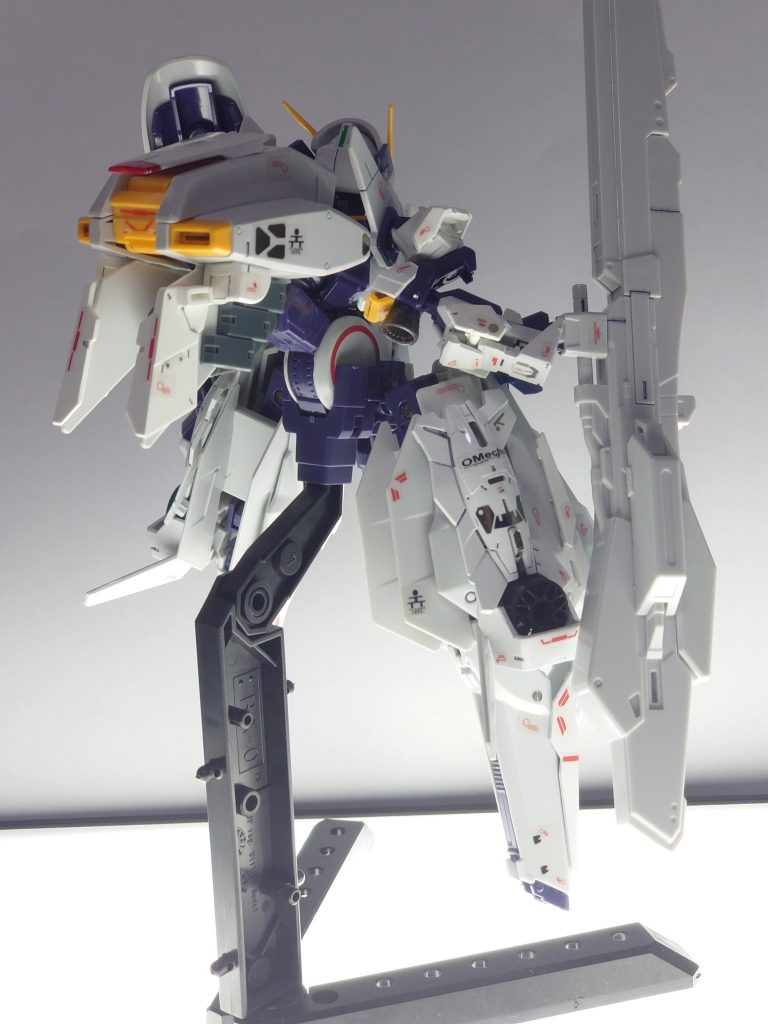 イメージとしてはフルアーマーウーンドウォート的な感じですかね〜( ˘ω˘)主にRGライティングモデルのユニコーンの余りパーツを使って改造してますね〜塗装は部分塗装とトップコートしかしてません( ˙꒳˙  )キリッ