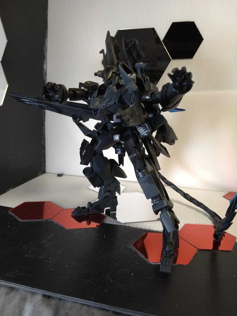 まず手始めにサブアームの増強、この機体は都合上武装は限られており、ほぼ強襲にしか使われないため瞬間火力の底上げと精密さを上げる為に増設しました。