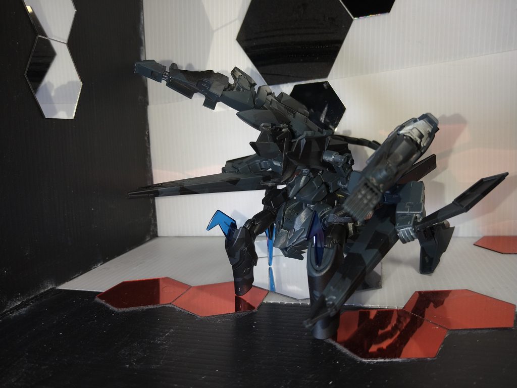 陸上砲撃用形態です。砂漠や沼地など足元が不十分な場所でも正確な射撃をする為の形態です。