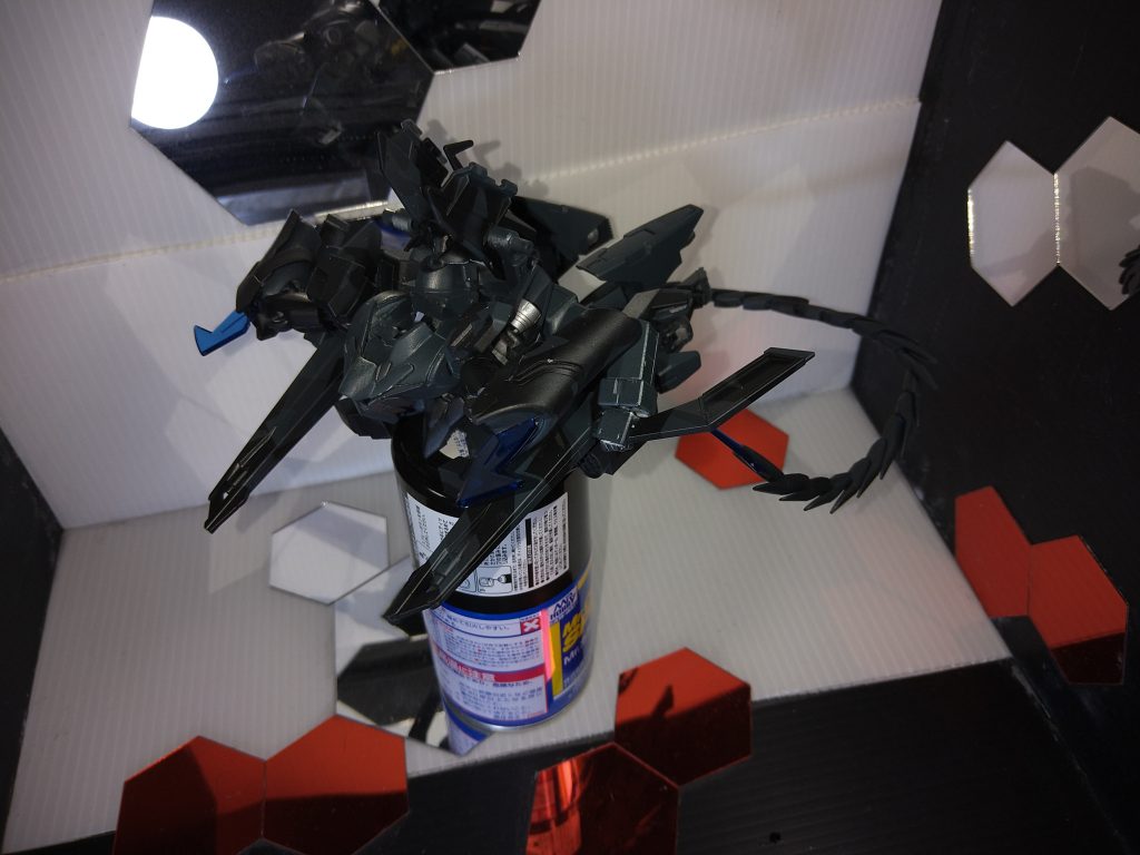 そして高速飛行形態です。バーニア及びスラスターを後方に集中させることにより通常状態の数倍の速力で宇宙や空をかけることが出来ます。ちなみに後ろの尾はスタビライザーです。