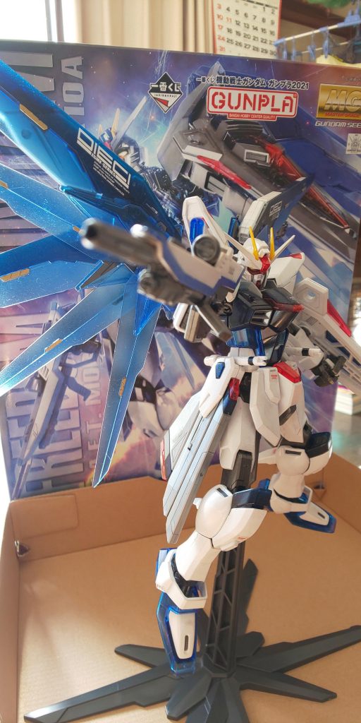 MGフリーダム、ver.2より1の方がゴテゴテしてなくて好みですね。合わせ目あるけど、気にしない。ウィングもクリアでしたが、すりガラスのような感じにしてあります。 