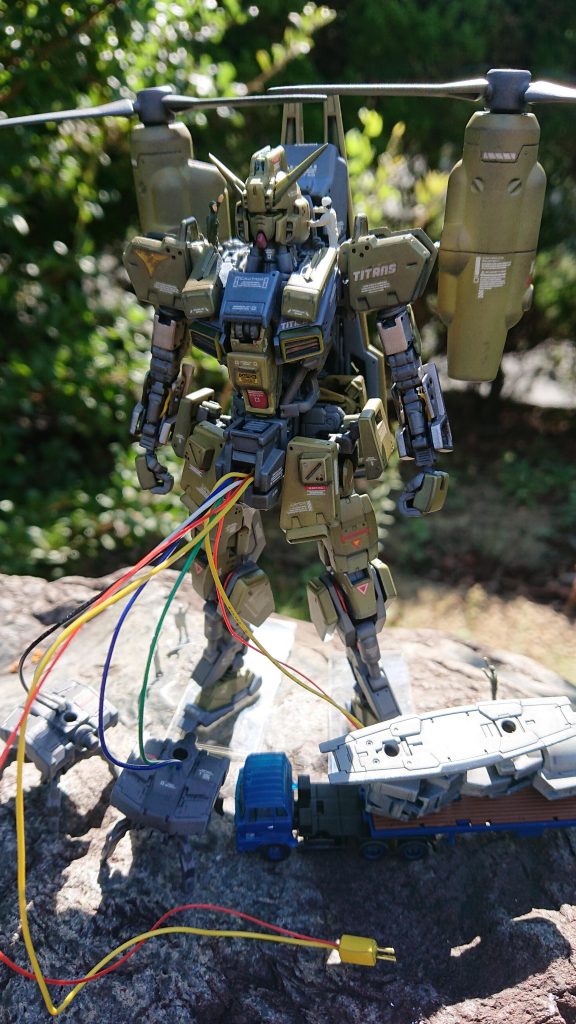 ここで緊急事態が発生したようです😨。起動実験に失敗したようです。原因は不明で人員とロイロイ二台のAIを駆使して調査中ですが、まず起動に計算上必要な電力が十分に確保されてない計算ミスがあったようです😱。(手前の電線コードは何?🤔)