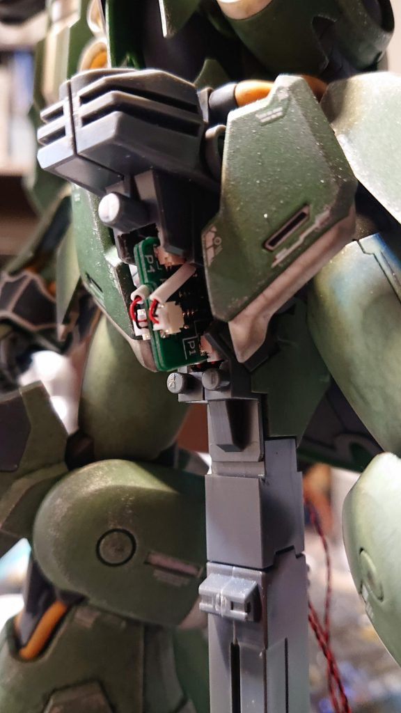 LEDはハイキューパーツのものを使用していますが、導線の長さが25cmと長めではあるものの、アクションベース接続部の外側からバインダーのバーニアまでだと長さが不足したため、腰パーツの内側をくり抜き、そこに接続ボードを収納することで、バーニアまで配線しています。