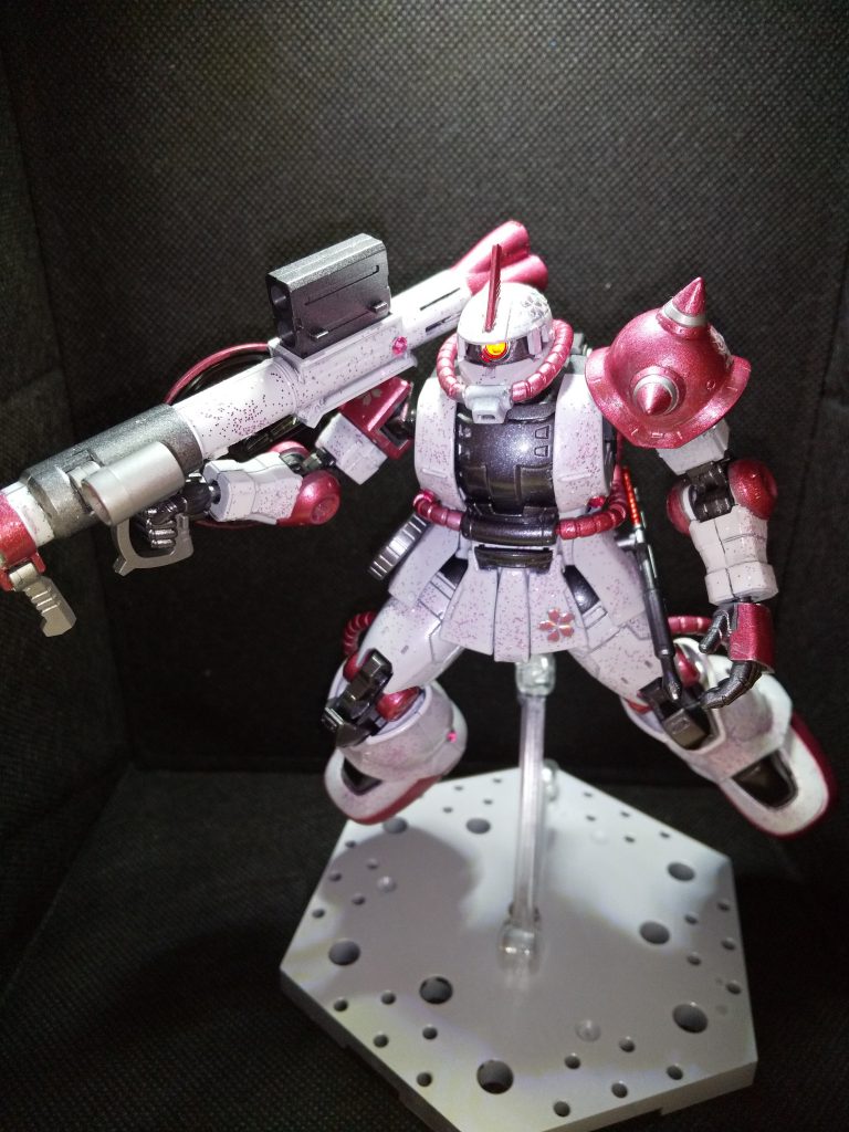 モノアイをSPプレートに変え、LEDで発光させました。モノアイだけでは物足りないのでバーニアも発光させました。他の方々に比べ塗装技術がないので、LEDで誤魔化しています…（笑）コンペの納期が間に合いそうになかったのと部品不足の為、使い捨てのLEDを使う事にしました。ピンバイスで穴を開けるだけなので…（←手抜き）。