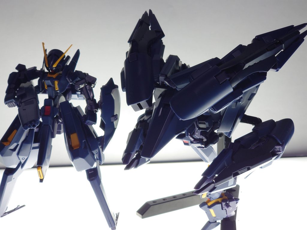 おまけヘイズルⅡを二体つかって遊んでたら出来たMA( ˙꒳˙  (右)ジョイントとか使って遊んでましたウーンドウォートは私が一番好きなMSなのでキット化すると聞いた時は控えめに言って発狂しましたがプレバンと聞いてズゥゥゥンってなりましたねぇ…しかし私にガンプラの事色々教えてくれる人がプレゼントしてくれた事で手に入れる事ができてそのときはめちゃくちゃ嬉しかったですねぇ…( ˘ω˘)ウーンドウォートは何体あっても(目の保養に)困らない((( ˙꒳˙  )))キリリッ