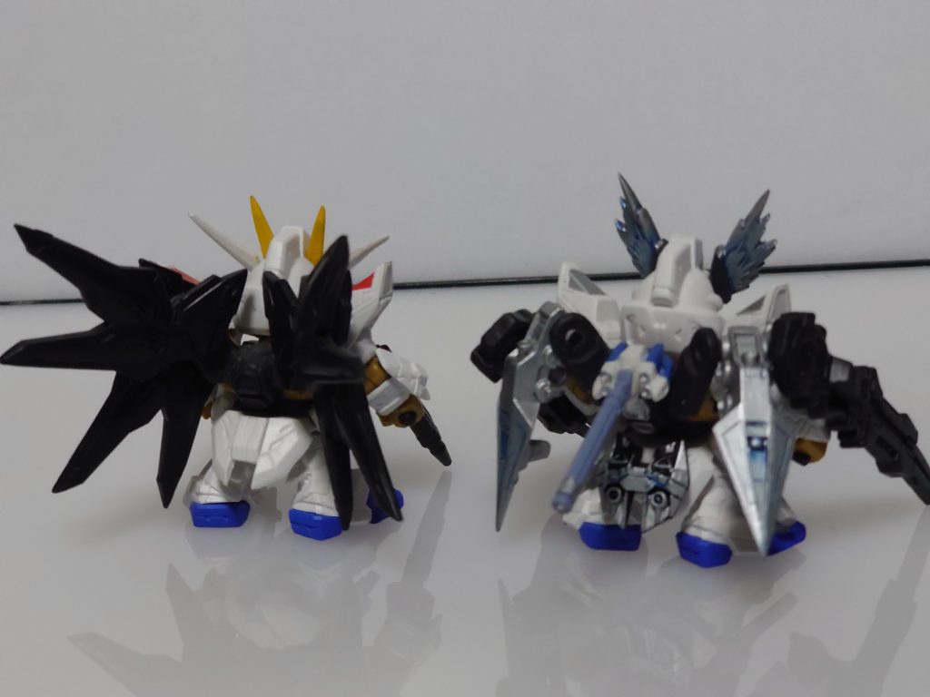 比較˙꒳​˙  )羽根変えると印象だいぶ変わりますね〜( ˘ω˘)