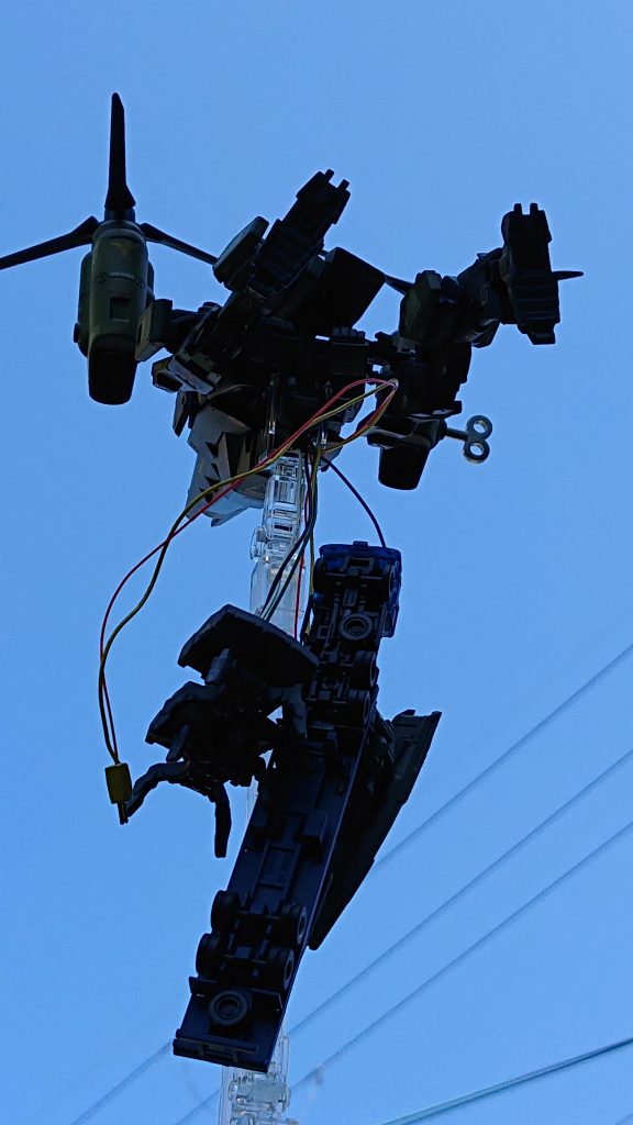 おなら〜ってプロペラ回ってないけど大丈夫ですかってロイロイ二台とトラック置いてけよ〜😳!!