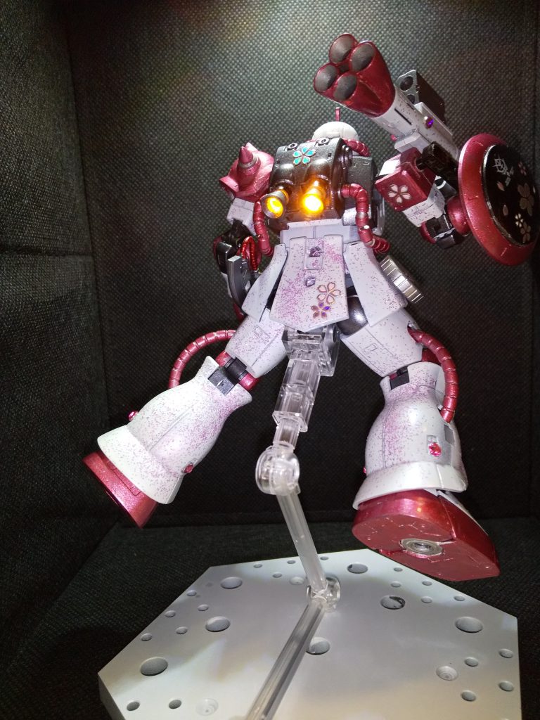 ラメはパティシエが粉砂糖をまぶす様に手で振りかけています。エアブラシがないので…。地味で意外に大変でした…(T_T)その後のヤスリ地獄…(T_T)苦行で髪が抜けましたね…（笑）