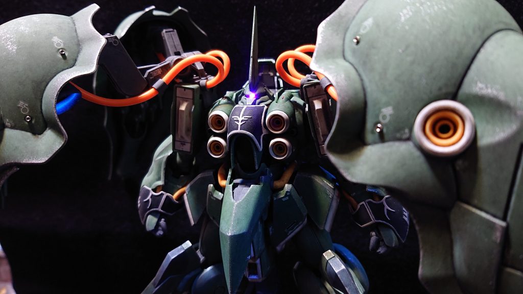 工作は平面のヒケ処理、モノアイのレンズ化、腕・肩の合わせ目消し、胸・バインダーのメガ粒子砲、バーニアの開口、サブアームの肉抜き埋め、バインダーのアポジモーターへの金属パーツ埋め込みとLED導線をディテールを損なわずに配置するために動力パイプ風のチューブの追加です。