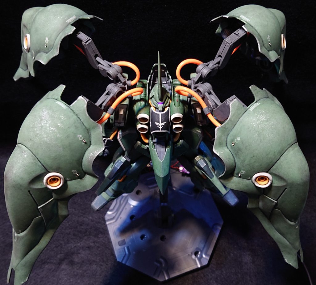 モノアイとバーニアのLEDの配線はアクションベース接続部から内部を通していて、可動も確保しています。