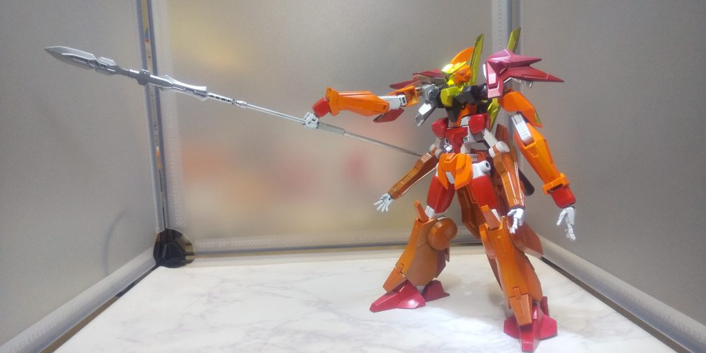 特筆すべきはその巨躯、そして見た目を裏切る高機動。ドライヴを効率的に振り分けることで、防御と機動に最大限の恩恵を与えることが出来た。近接兵装の1つ、通常のモビルスーツの約3倍の長さを誇るオーバースピアを、機体本体に不可を掛けることなく振り回せるのはひとえに機体剛性とドライヴ性能の賜物だろう。なお、通常モビルスーツが使えない兵装を製作した事については軍上層部からいい感じで追求される羽目になる。