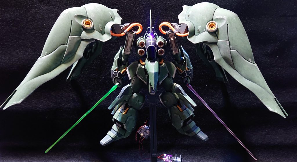 劇中での自前のビームサーベルとリゼルから奪ったビームサーベルの両方を構えるシーンを再現するため、MGリゼルのランナーからビームサーベルを自作して、真鍮線で左の持ち手に固定しました。