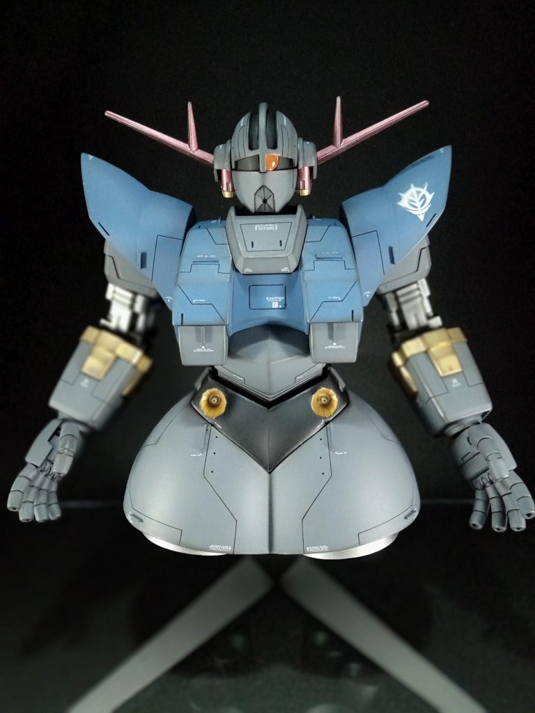 頭部が埋まるようにし、胴体を2mm延長、肩アーマーがスカスカだったんで塞いでダクトを追加。全体的にパネルラインの追加とプラ材でディテールアップしています。