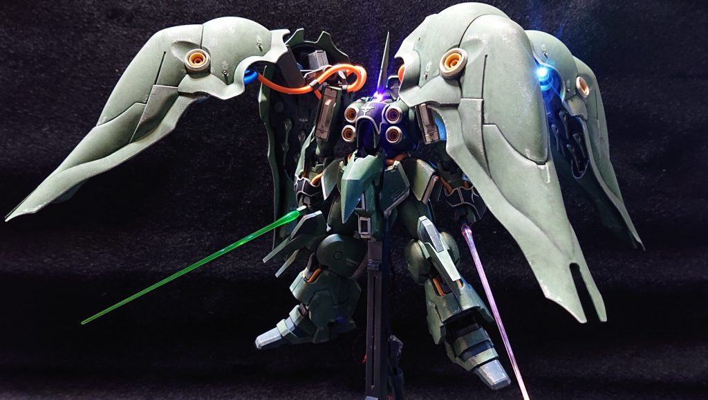 スジボリ等でディテールを追加するスキルはないので、アシタのデカールのラインwithコーションデカールを中心にデカールそれらしく貼り付けて情報量を増やしました。