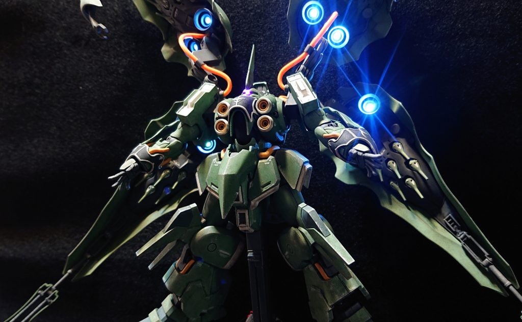 マニピュレータはキットの持ち手だけでは表情が物足りなかったので、次元ビルドナックルズの握り手と平手の軸を瞬間接着剤で太らせて差し替えてつけられるようにしました。