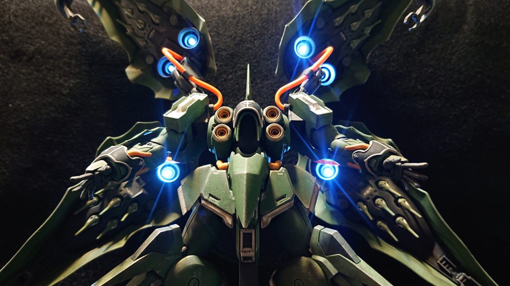 部分塗装はエングレービングとファンネル噴射口の縁をホワイト、ABS製のライトグレーのパーツと腕・脚・サブアームの裏側と腰のノズル内側をグレー、追加した次元ビルドナックルズのマニピュレータの甲のパーツを装甲の成形色に1番近かったクレオスの外舷22号で塗っています。