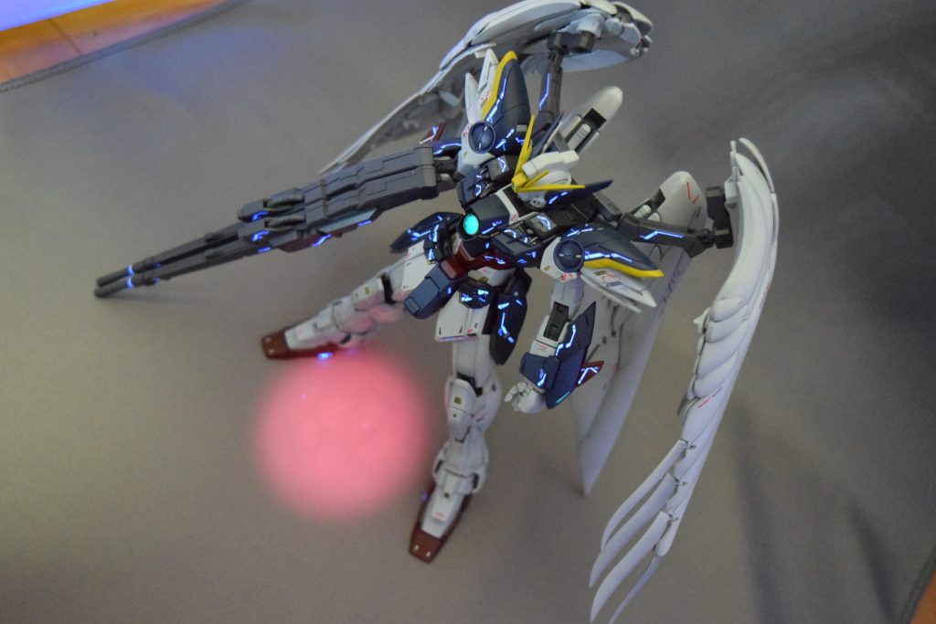 偶然、ブラックライトで光るデカールを見つけたので今回も部分的に蛍光塗料を使用しました。