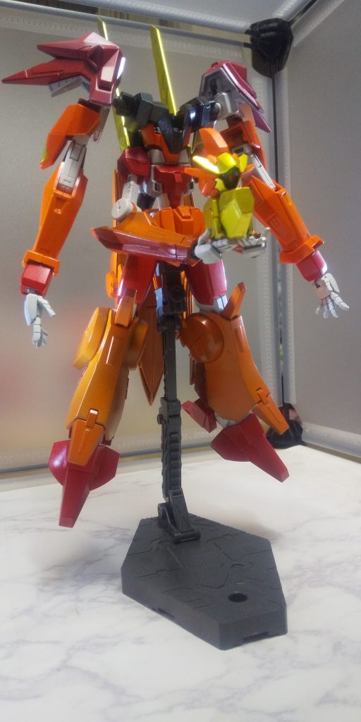 頭部は脱出ポッド兼リモートコントロールユニットとなっており、離れた場所から戦闘行為も可能。ただ、機体が硬いのでやる意味は特に無いとのこと。――未知の敵に恐怖を覚えることはない。叩き潰して凱歌を上げよ……!!地球は今、新たな緊張感に包まれようとしている……。