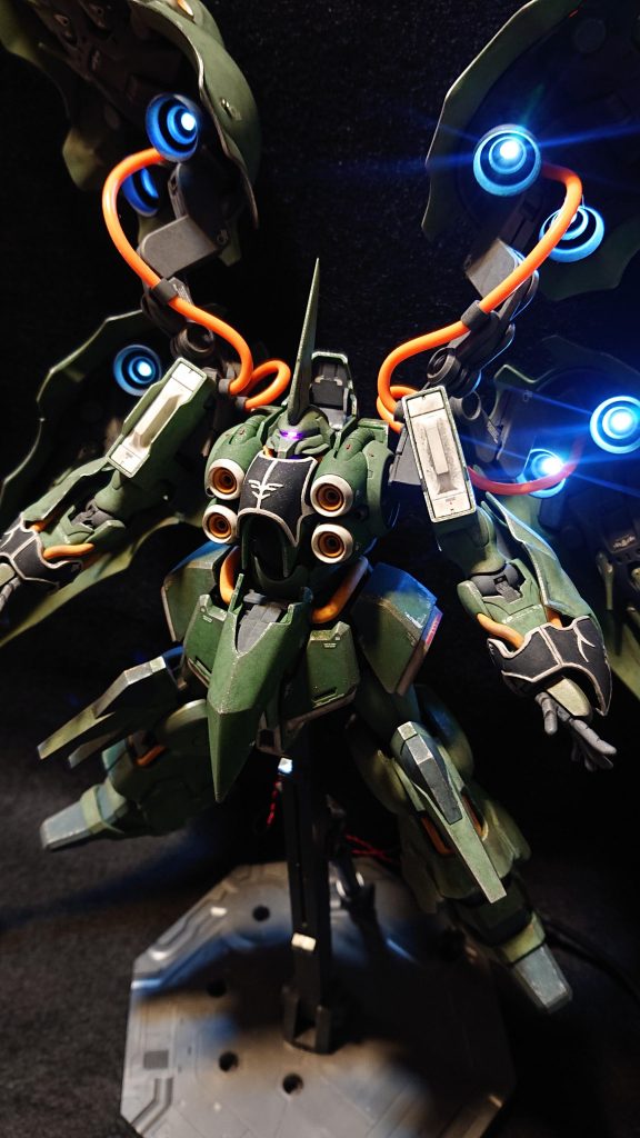 仕上げはつや消しを吹いてからウェザリングカラーのグリーン、ホワイト、ブラックを用いて、緑色に深みを持たせて退色やすす汚れを表現し、シルバーの塗料を染み込ませたスポンジでチッピングした上からウェザリングマスターのガンメタルを角面に塗り付けて黒立ち仕上げ風にしています。