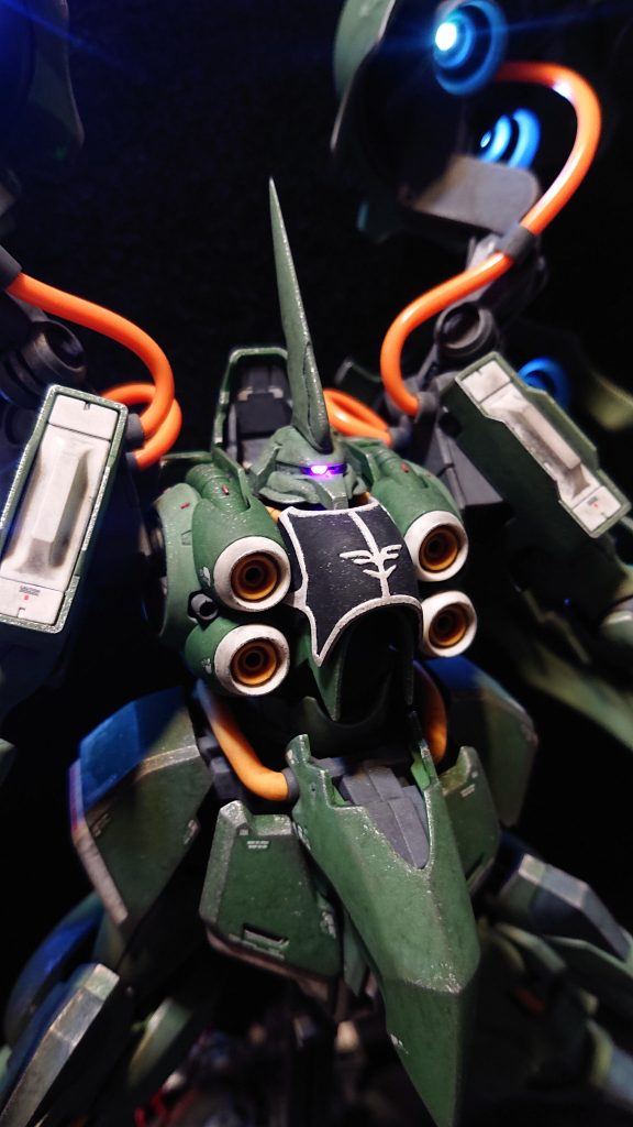 胸部脇のバルカン砲も斜めだったので、切り落として市販パーツに置き換えました。