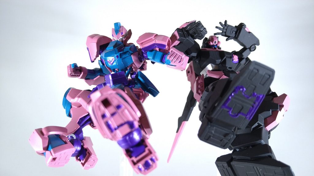 撮影中に気がついてむりやり塗った足裏でライダーキックです