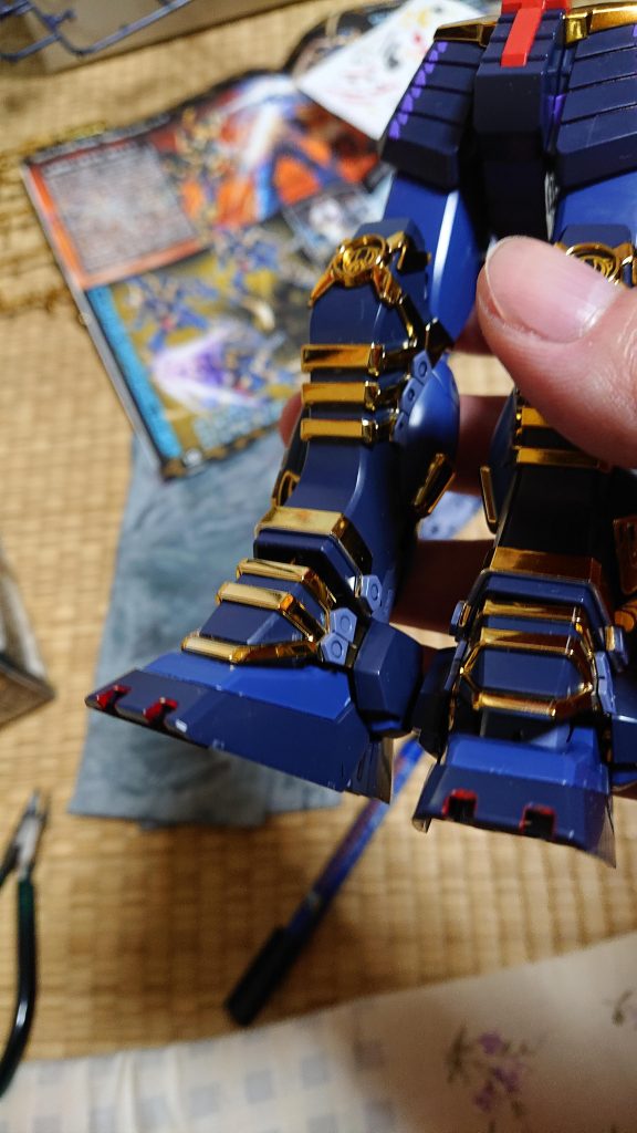 つま先を赤く部分塗装しました。