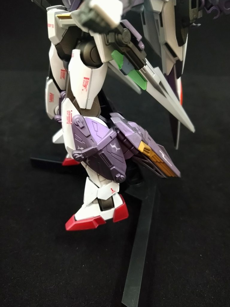 そして今回の目玉は足です!ジェミナスの高機動ユニットを寸法を合わせて足に取り付けています。