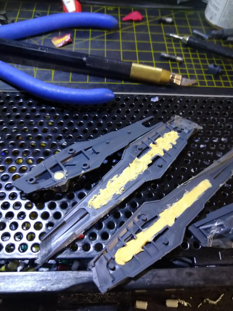 今回はパテでなんやかんやと工作してたりします、胴体が全く違う接続方法でのミキシングとなったので少々難儀したりしましたが、完成して良かったです^^;最後まで見ていただいてありがとうございましたm(__)m