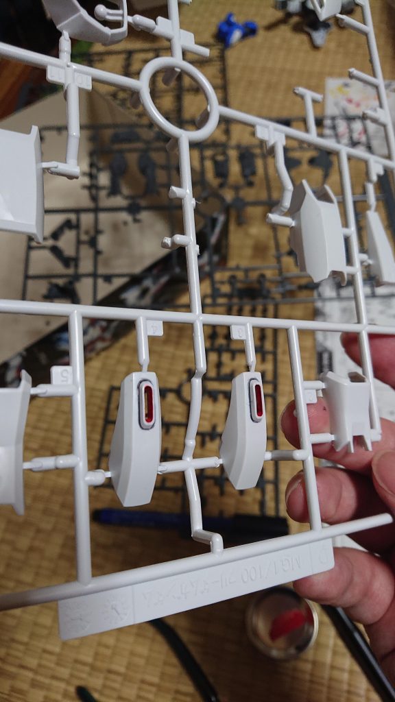 脚のスラスターを赤く筆塗り。