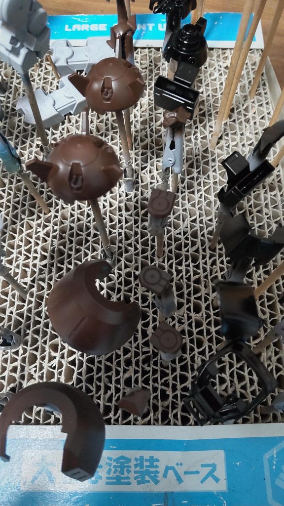 下地に赤褐色を塗っております。赤褐色はチョコレートっぽいです笑