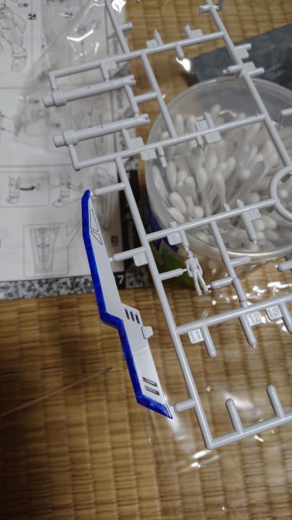 武器を青く塗装。