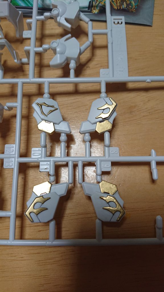 隠れてしまいましたが、肩の塗装です。