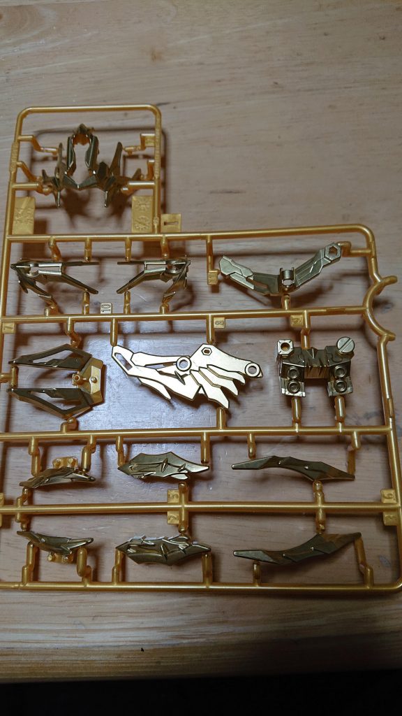 金パーツをゴールドで塗装しました。