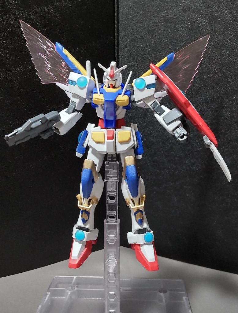 GNフェザーカスタム元々は背部のGNドライブからGN粒子を放出し、巨大な光の翼のように展開していたのだが、撒き散らすが如く、粒子消費量が大きすぎるという問題があったので、粒子の放出先をミノフスキードライブに廻した事により、安定した出量に抑えられた。この光の翼には電波撹乱の効果は無いが、ビームサーベルのような切れ味を持っている為、すれ違いざまに翼で斬りつけるといった芸当も可能となっている。